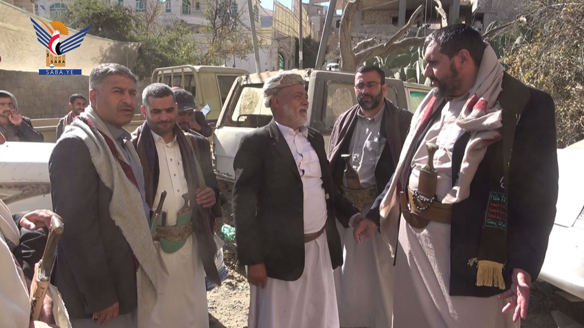 محافظ صنعاء يزور عددا من أسر الشهداء ويكرِّم وزير العدل بدرع المناسبة